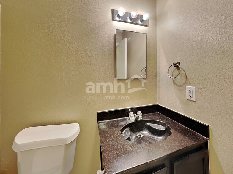 Building Photo - 1100 Willow Tree Dr