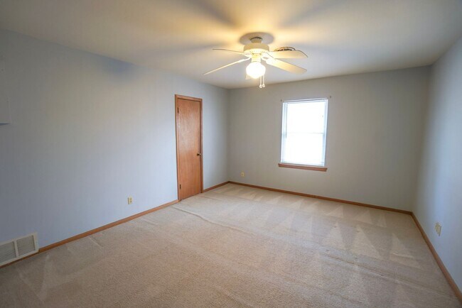 Building Photo - 906 Carey Dr
