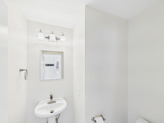 Building Photo - 720 E Newport Rd