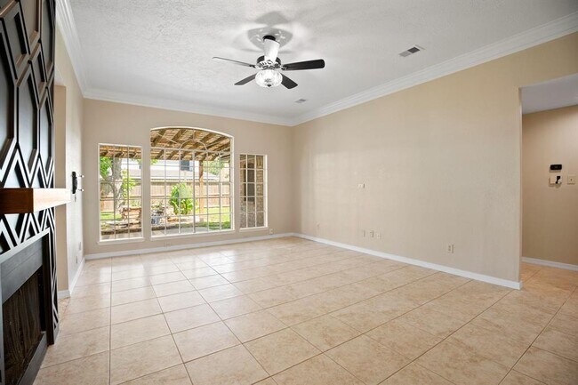 Building Photo - 710 Lochnell Dr