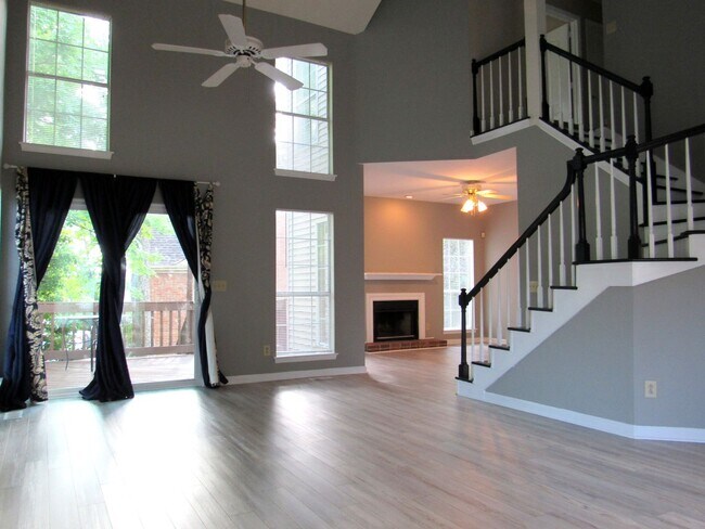 Building Photo - Beautiful 3 bed 2.5 bath Franklin Home