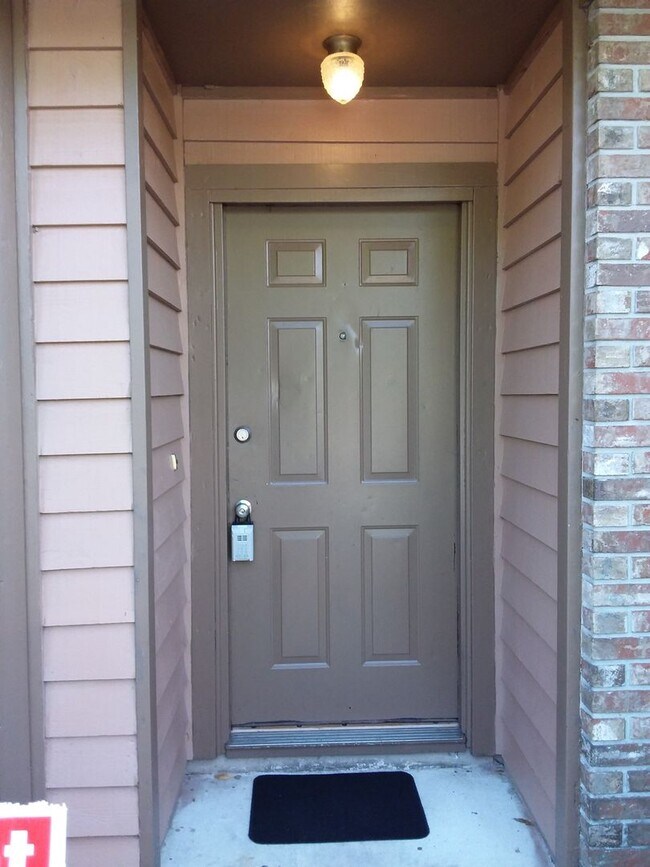 Building Photo - Lexington Square Townhome
