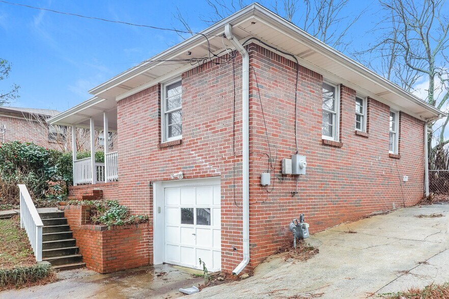 Building Photo - 25 10th Ave SW