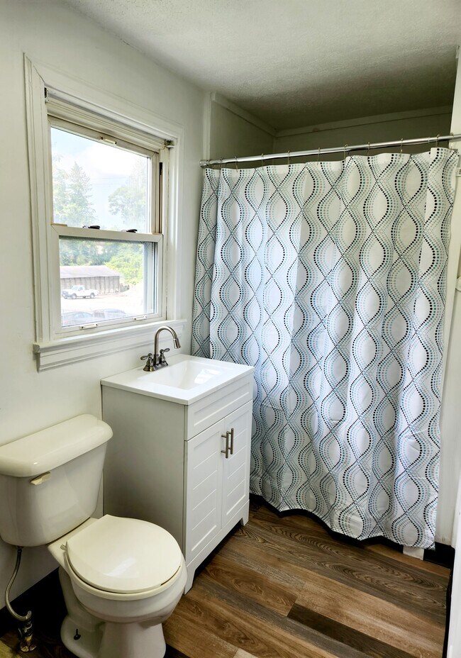 Bathroom (angle 1) - 908 Country Club Rd