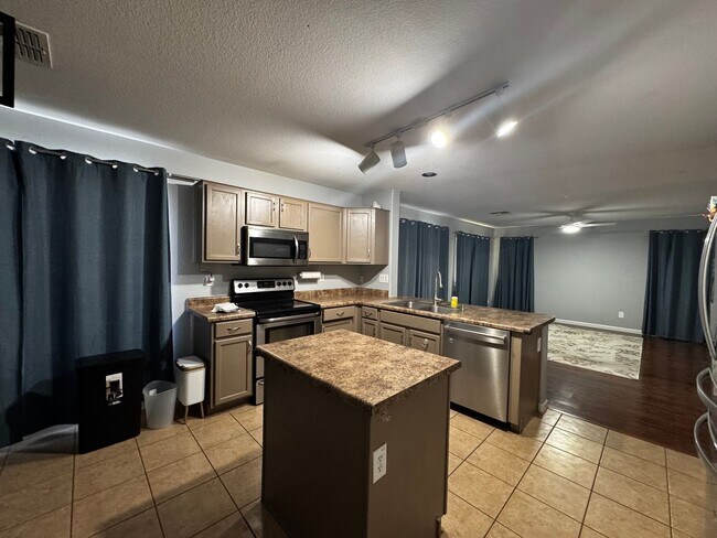 Building Photo - 4 BEDROOM WITH POOL IN DYNAMITE RANCH