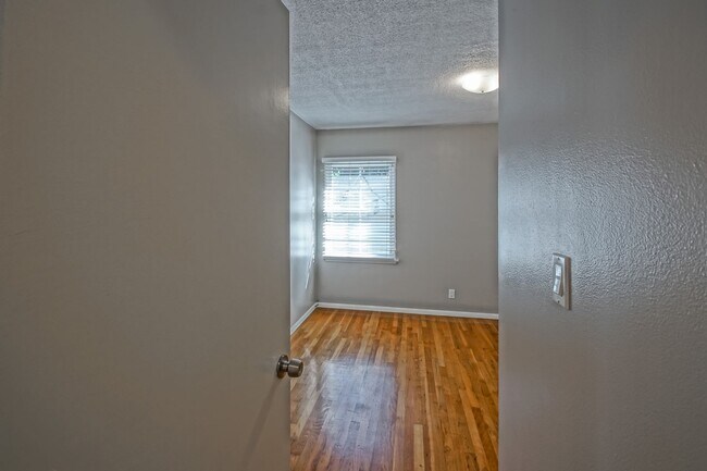 Building Photo - CHARMING, BRIGHT & AIRY HOLLYGLEN HOME W/ BEAUTIFULLY LANDSCAPED FRONT & REAR YARDS W/ PATIO BLOC...