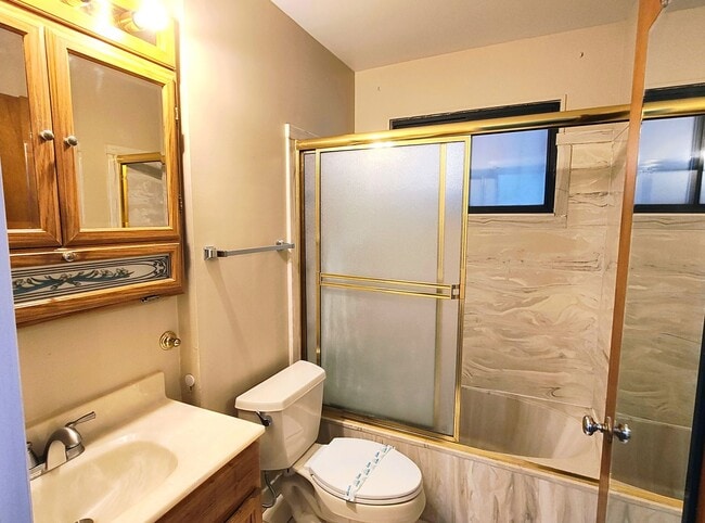 Building Photo - 3 Bd 2 Bath Over 2500 sq ft in Sandy