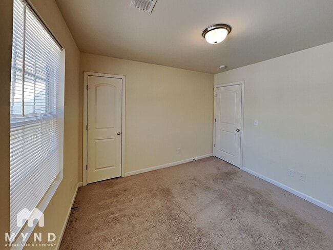 Building Photo - 2547 Piering Dr