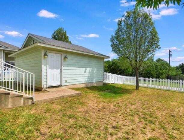 Building Photo - 322 Bandstand Ln