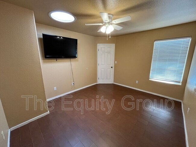 Building Photo - 1672 W Julieanne Ave