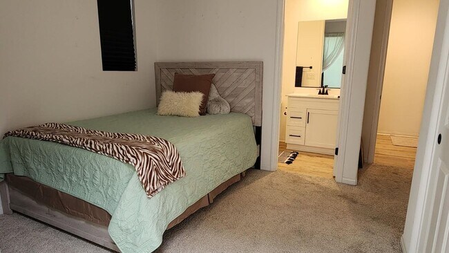 Building Photo - Spacious 3 Bed / 3.5 Bath Condo in The Preserve Community