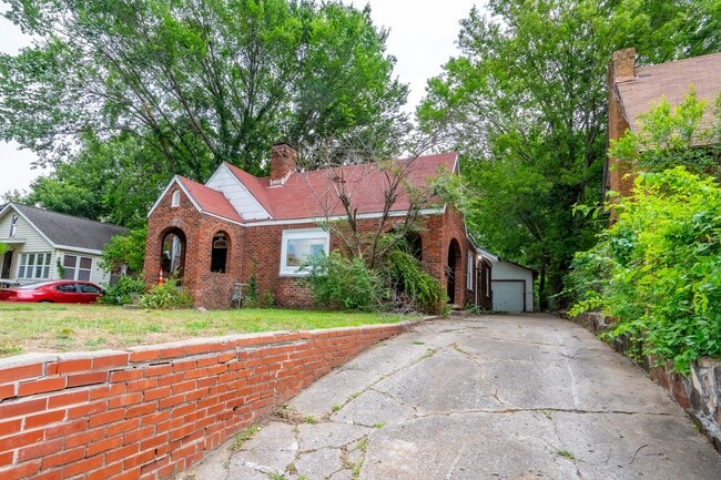 Building Photo - 345 S Zunis Ave