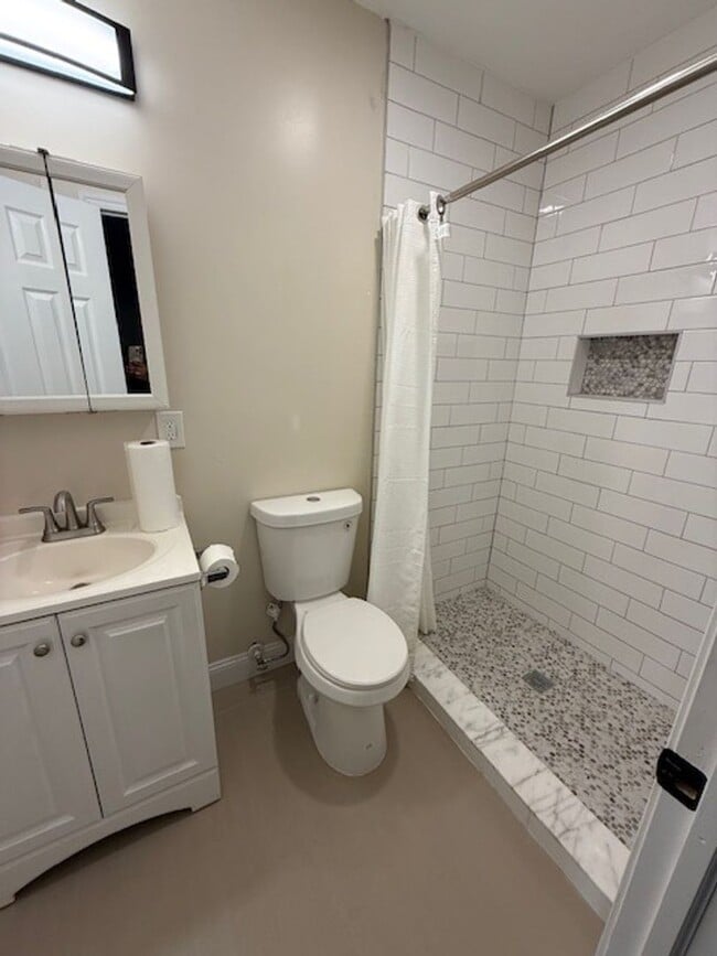 Building Photo - Beautifully Renovated!  Large, Spacious Rooms! W/D Hook-Up! Available Now!