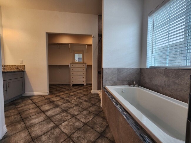 Building Photo - Single Story with Casita