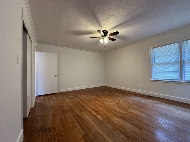 Building Photo - Large Brick Home with Beautiful Interior!