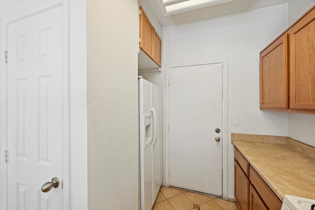 Building Photo - Centrally located Townhome/Fenced Yard