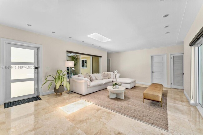 Building Photo - 611 Santurce Ave