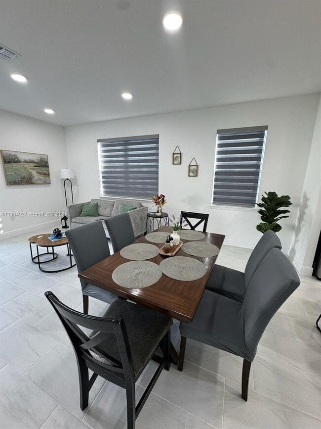 Building Photo - 649 N Lincoln St