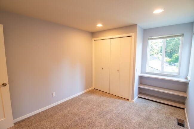 Building Photo - 5Bd/2.5Ba Redmond Home