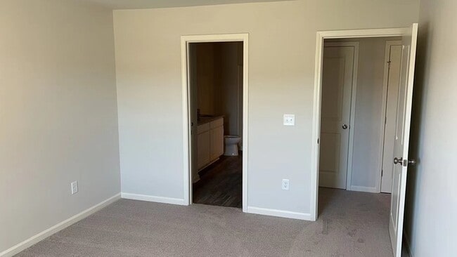 Building Photo - Charming single family house!3bedrooms, 3b...