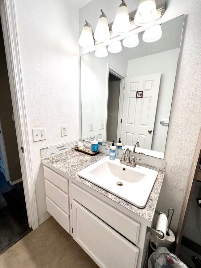 Building Photo - Remodeled 3-Bedroom Duplex Home in North G...