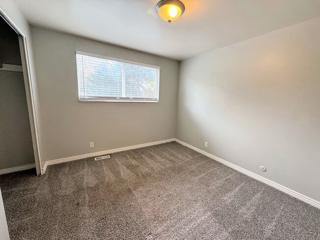 Building Photo - Two-Bedroom Apartment in South Salt Lake!