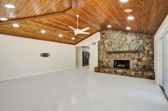 Building Photo - 2527 Lakes Dr