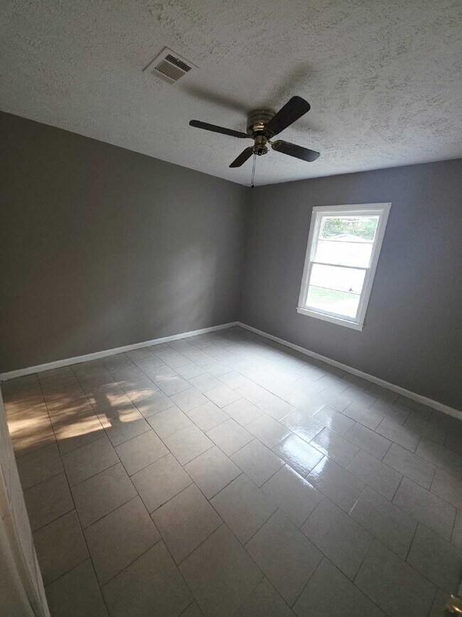 Building Photo - "Spacious 5-Bedroom Haven with 2 Full Bath...