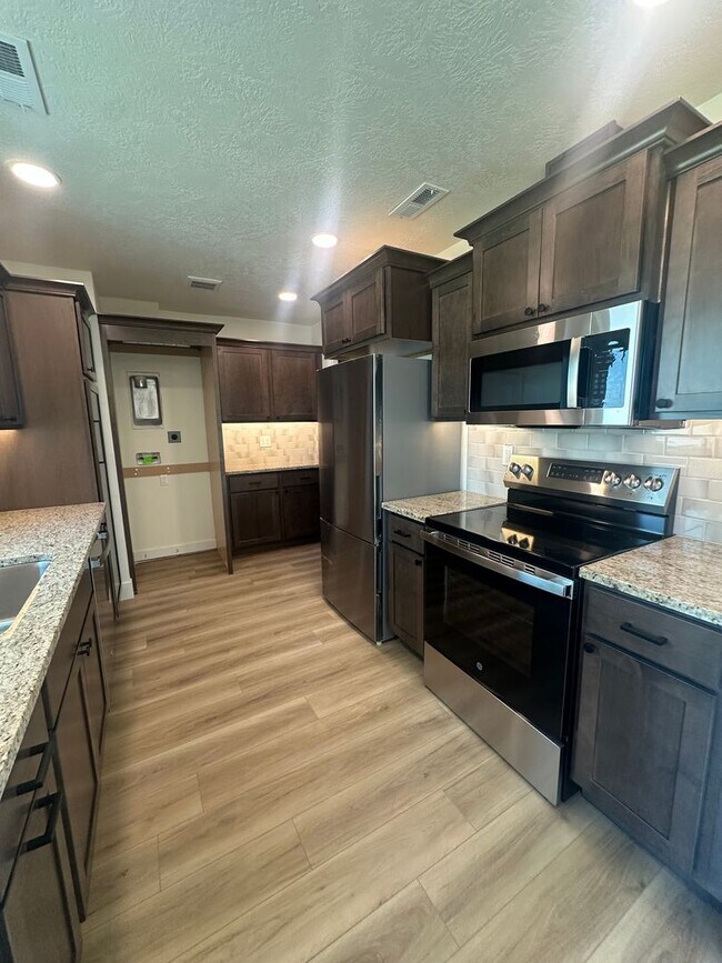 Building Photo - 2 bed, 1 Bath, 1 Car Garage, - Modern Insi...