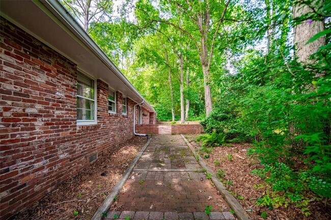 Building Photo - 2038 S Akin Dr