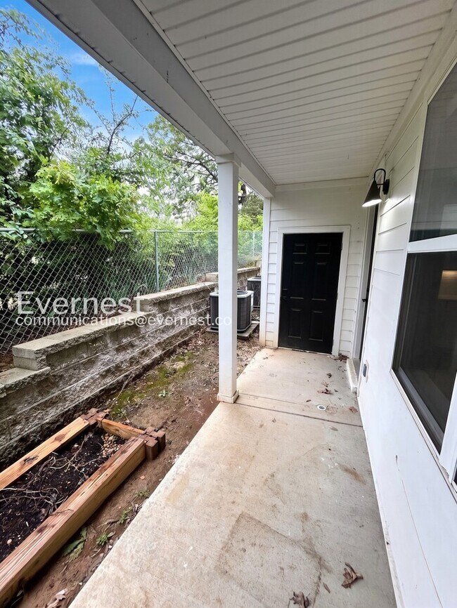 Building Photo - Limited Time Special Offer / 2 Bed/2.5 Bath Townhome with Off-Street Parking / Pet-Friendly / Ava...