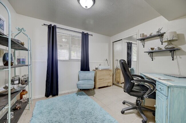 Building Photo - Charming 4-Bed Home with Bonus Room, Fireplace and an Expansive Backyard in Colorado Springs