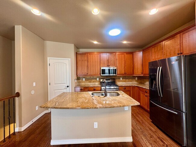 Building Photo - Gorgeous 4 Bedroom Townhome in Briargate