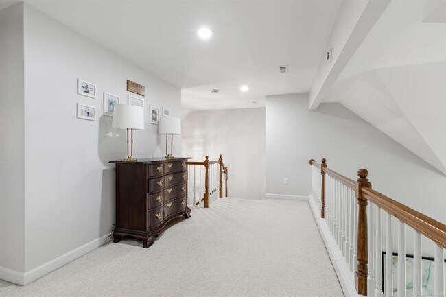 Building Photo - 5 Wildwood Ln