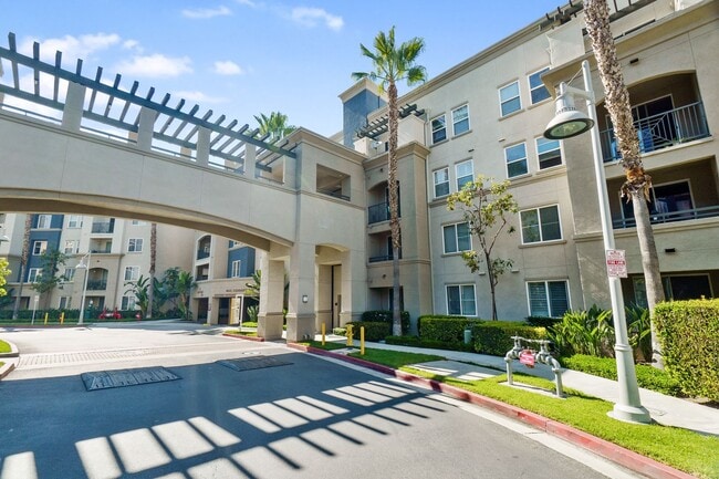 Building Photo - Stylish 2-Bedroom Condo with Resort Amenit...