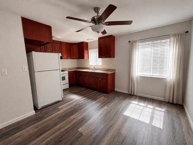 Kitchen/ dinning area - 4825 Pickford St