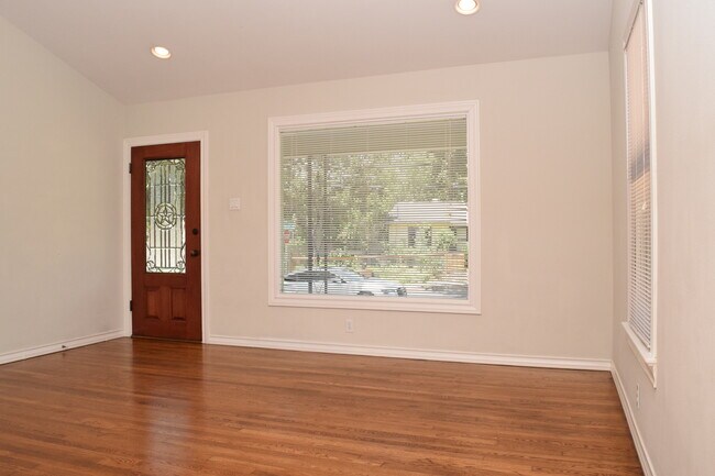 Building Photo - 2 Bedroom off Lake Austin Blvd!