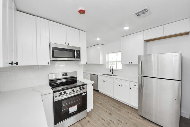 Building Photo - 1203 W 6th St