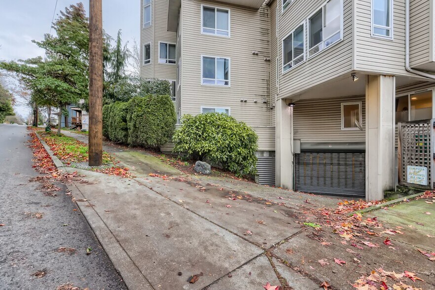 Building Photo - 2530 15th Ave W