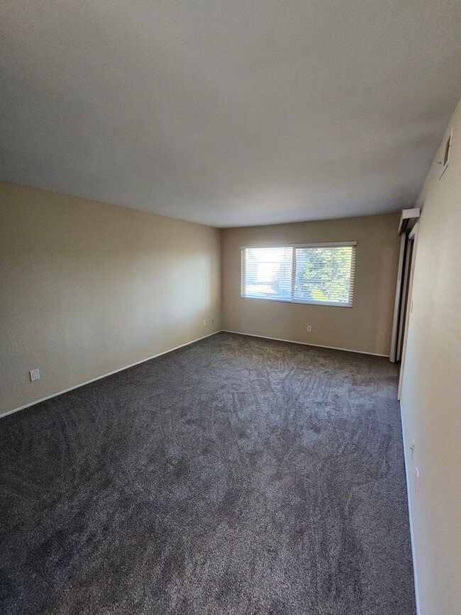 Building Photo - 4 BD/2.5 BA Two Story Townhouse in Timberlane HOA