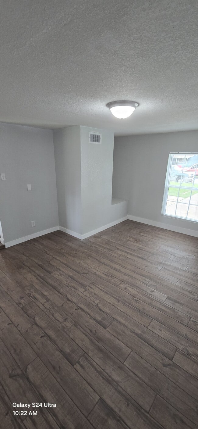 Building Photo - 108 W Garden Dr