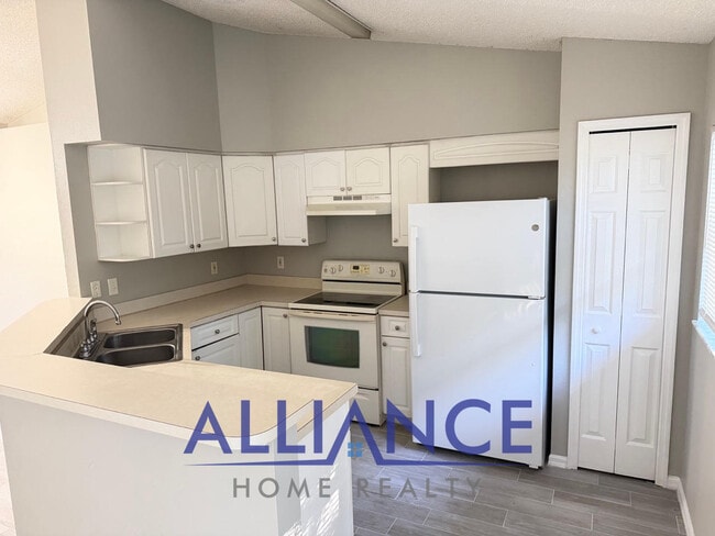 Building Photo - 546 Lancaster Ave