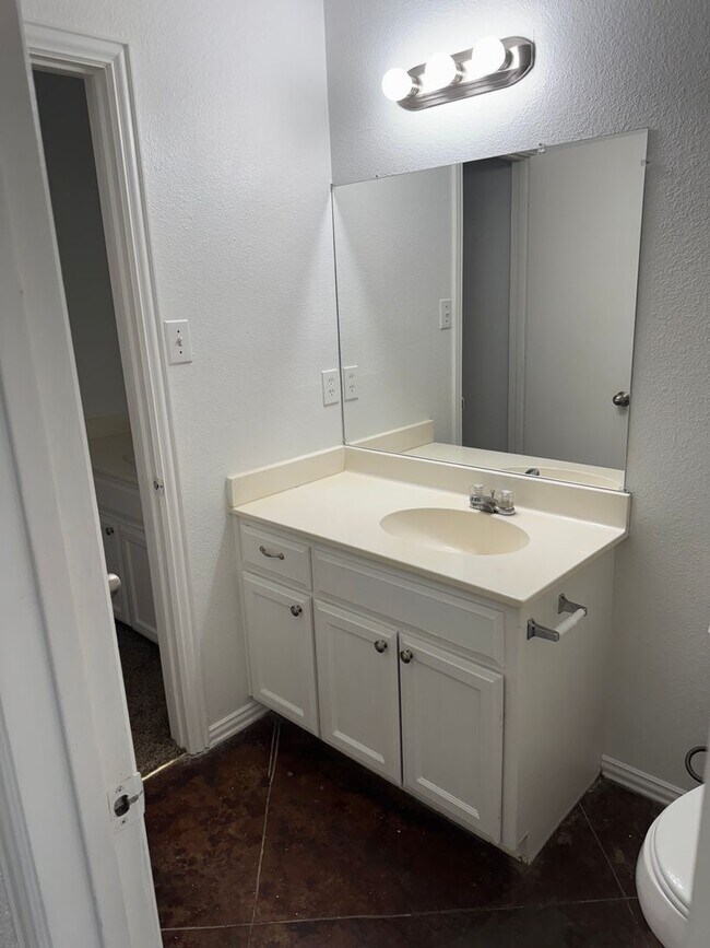 Building Photo - 521 Oakwood Ln