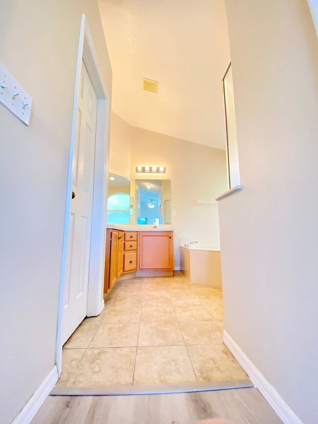 Building Photo - Beautiful Home with Water View in Waterfor...