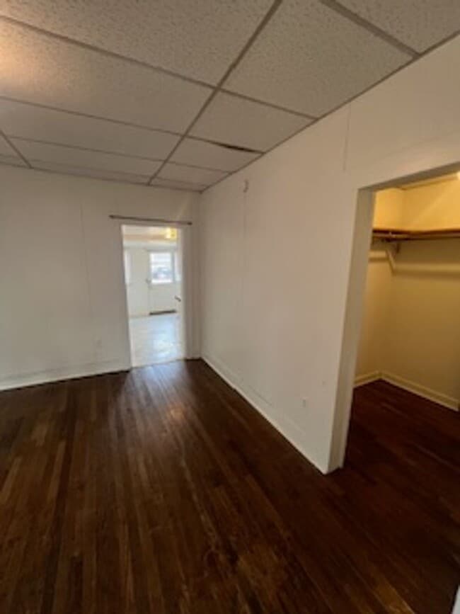 Building Photo - 1 bedroom, 1 bath duplex: Available August 2026!
