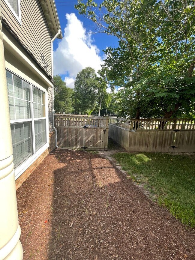 Building Photo - VERY NICE END UNIT TOWNHOME