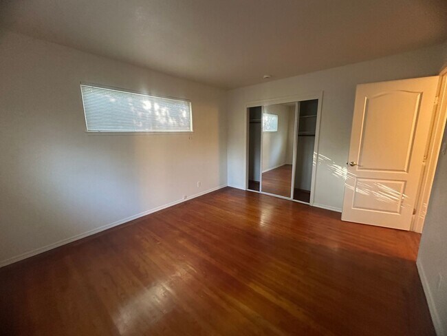 Building Photo - 3 Bedroom 2 Bathroom Home with Yard