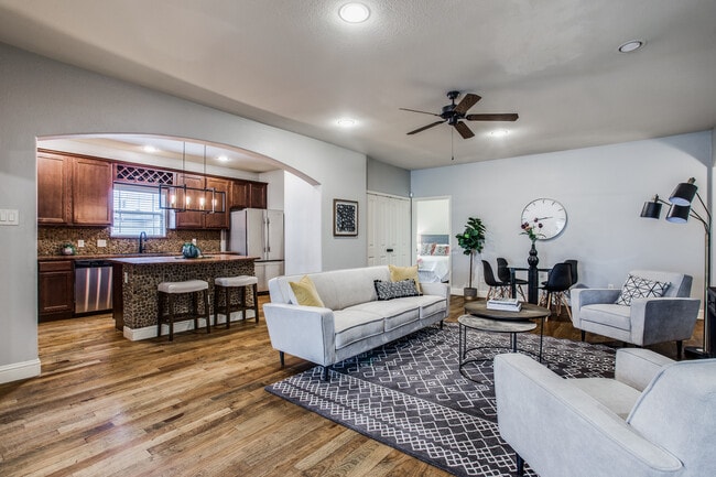 Building Photo - 2712 Lubbock Ave