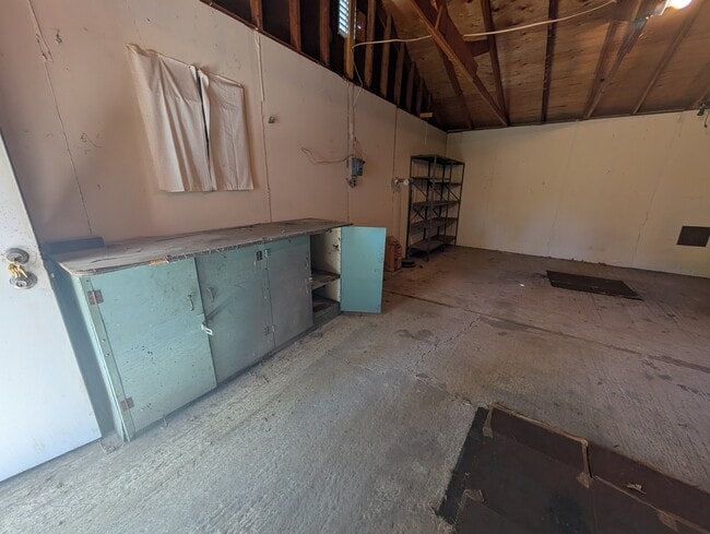 Building Photo - 300 SW Broadmoor Ave