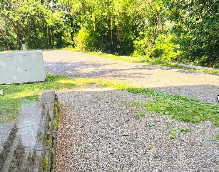 Private parking - 918 Danby Rd